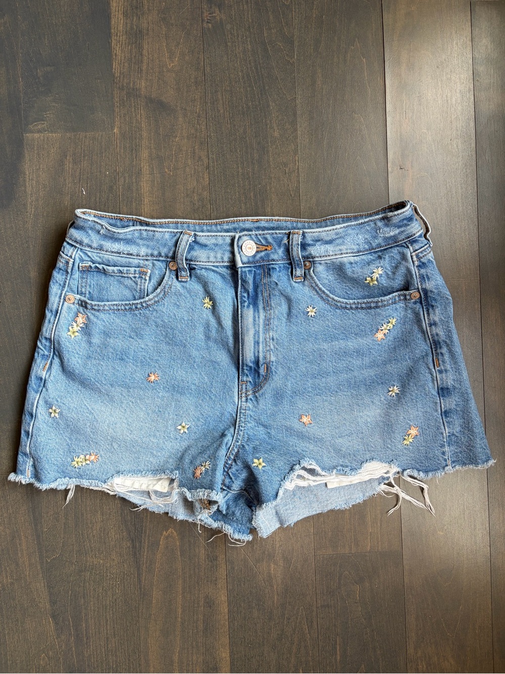 American Eagle Embroidered Light Blue Denim Women's Shorts Size 8